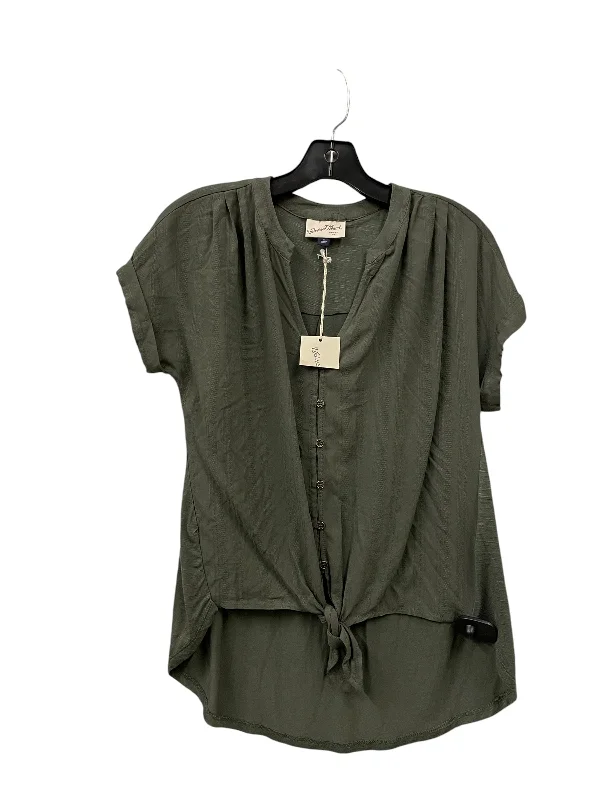 women's tops for those who want to wear pieces that are both functional and fashionableTop Short Sleeve By Universal Thread In Green, Size: S